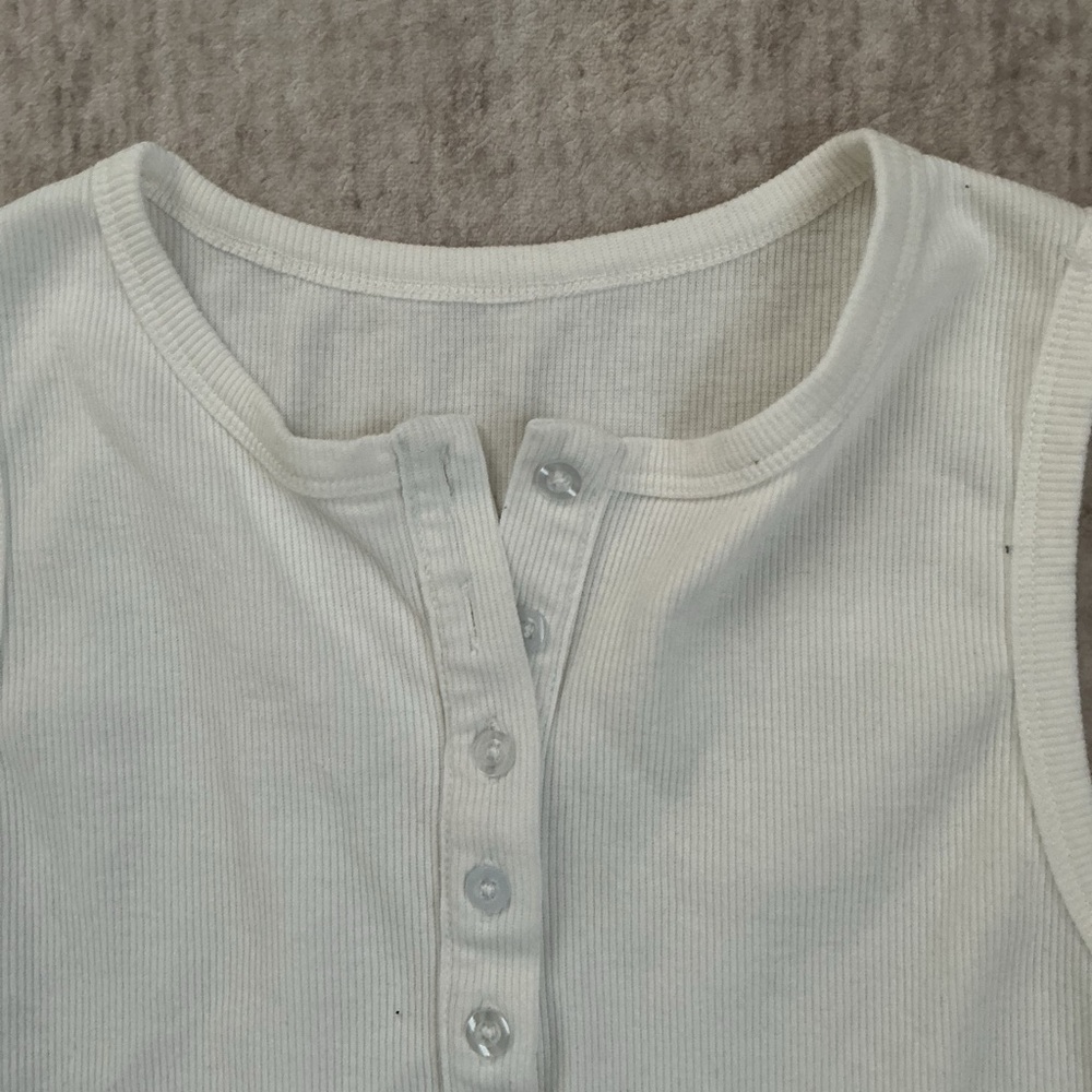 Classic White Ribbed Button-Front Tank Top - Picture 4 of 5
